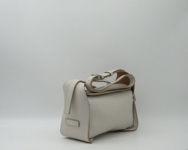 GIANNI CHIARINI TRACOLLA IN PELLE MARTELLATA SABBIA - immagine 2