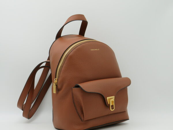 COCCINELLE ZAINO MEDIO STONDATO CON TASCA IN PELLE COGNAC - immagine 2
